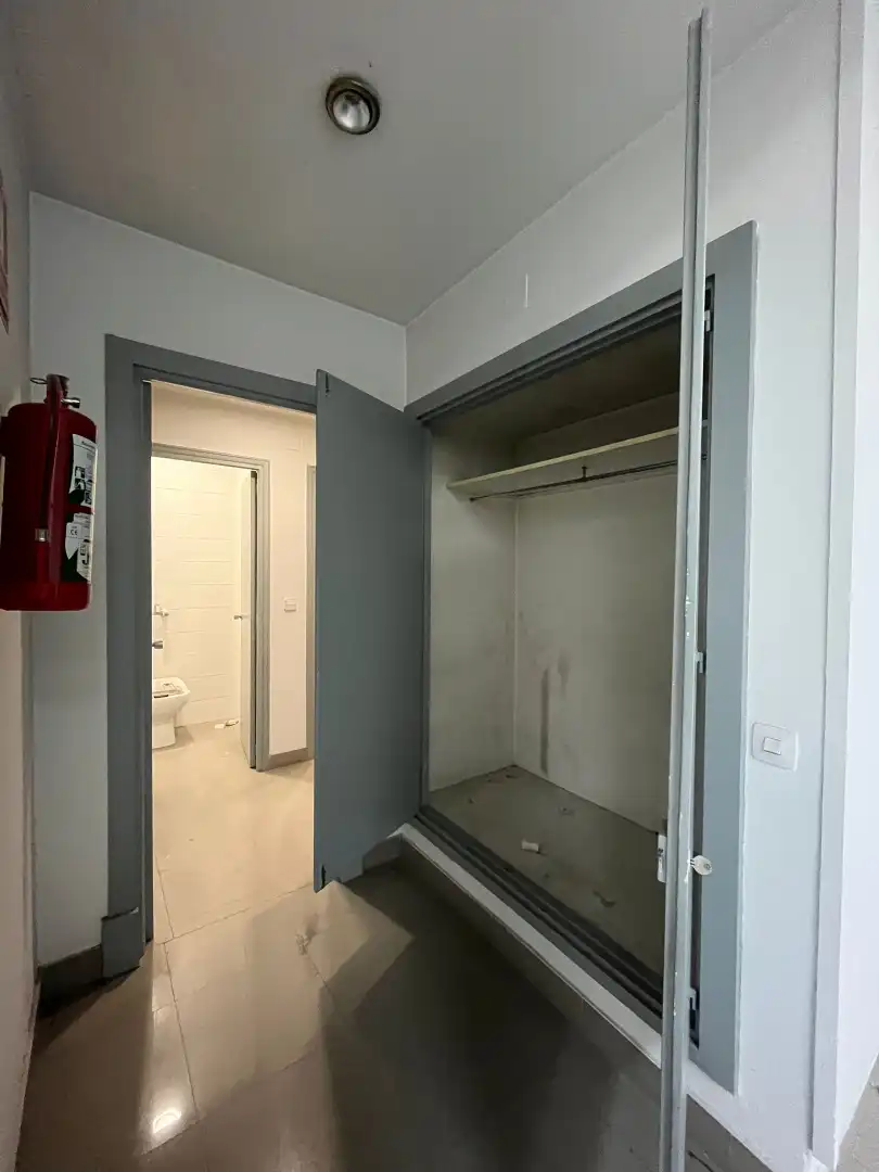 Baño de Local en venta en Madrid con Aire acondicionado y Alarma
