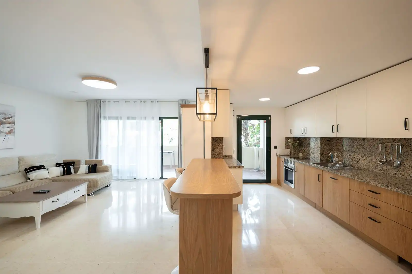 Küche von Wohnung zur Miete in Benahavís mit Klimaanlage, Privatgarten und Terrasse