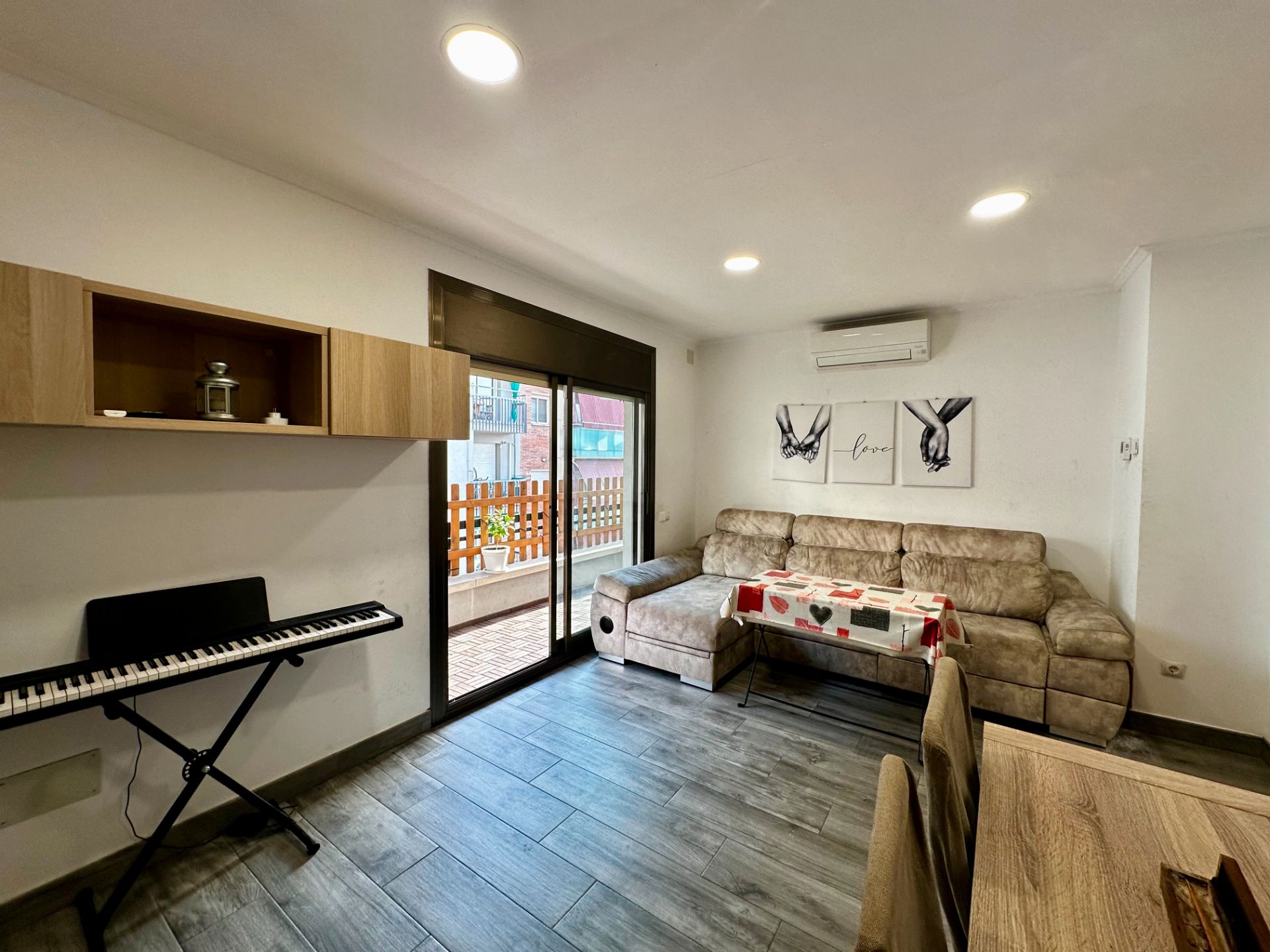 Living room of Flat for sale in Montcada i Reixac  with Air Conditioner, Heating and Oven