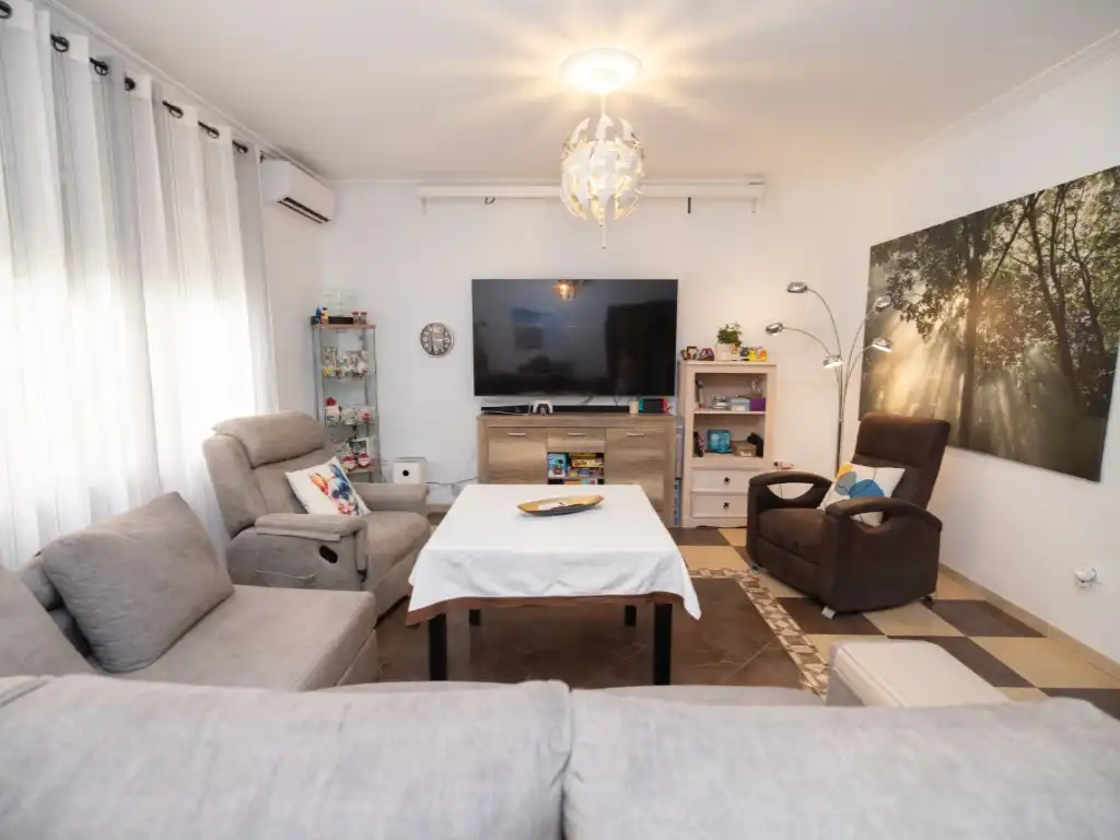 Sala d'estar de Casa o xalet en venda en La Rinconada