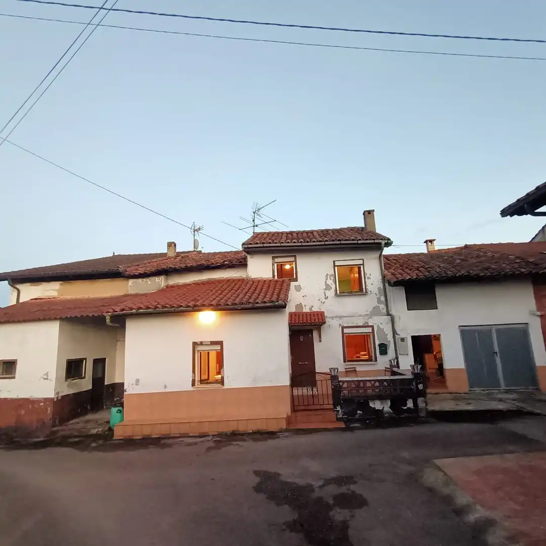 Vista exterior de Casa o xalet en venda en Siero amb Traster i Piscina