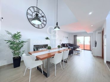 Casa con balcón en venta en Calle Vg Niño Perdido