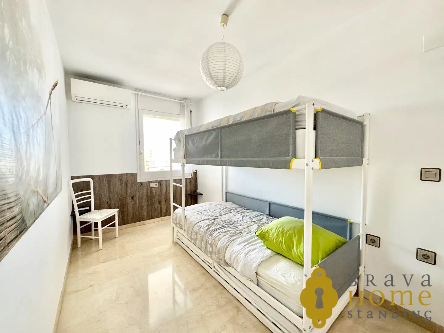 Schlafzimmer von Dachboden zum Verkauf in Empuriabrava mit Klimaanlage, Terrasse und Möbliert
