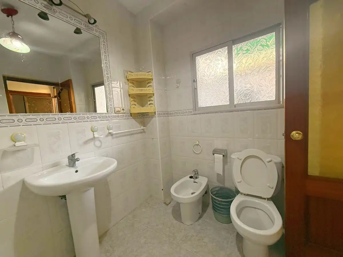 Baño de Casa adosada en venta en Benamejí con Jardín privado, Terraza y Trastero