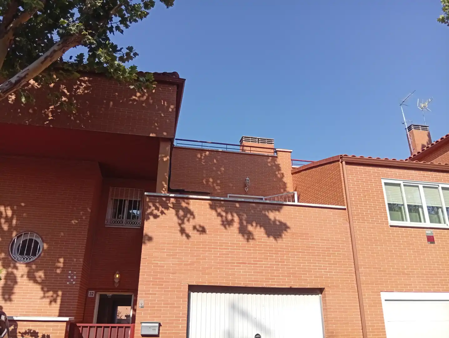 Vista exterior de Casa adosada en venda en Daganzo de Arriba amb Aire condicionat, Calefacció i Jardí privat