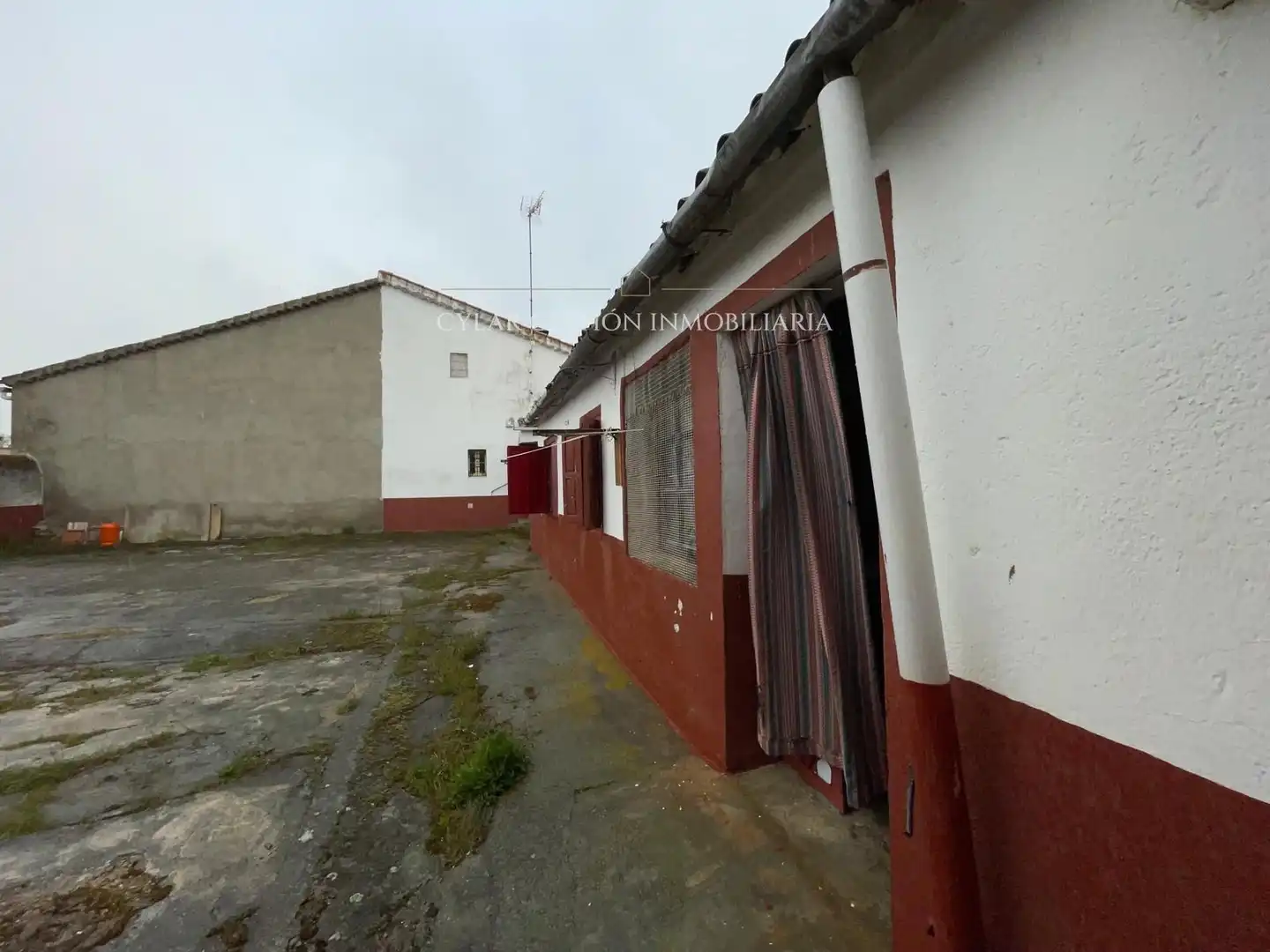Vista exterior de Casa o xalet en venda en San Pedro de Rozados amb Calefacció, Traster i Moblat