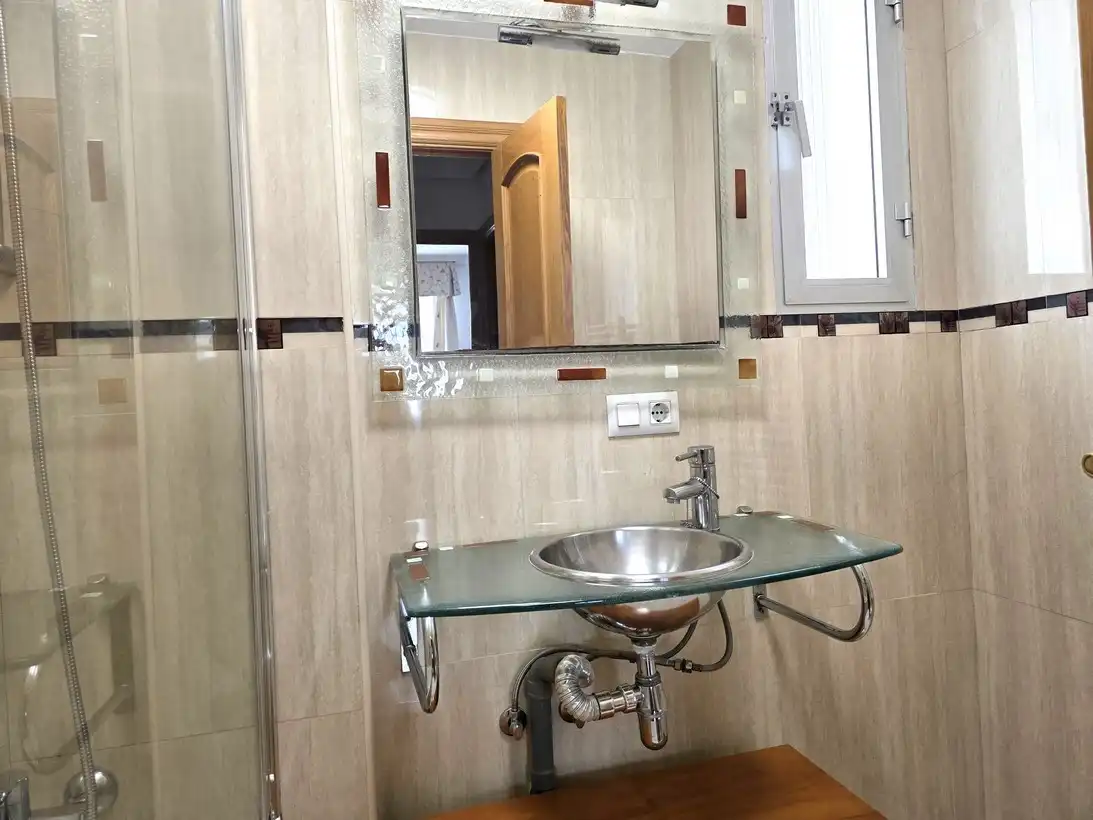 Badezimmer von Wohnung zur Miete in Madrid mit Klimaanlage, Heizung und Parkett