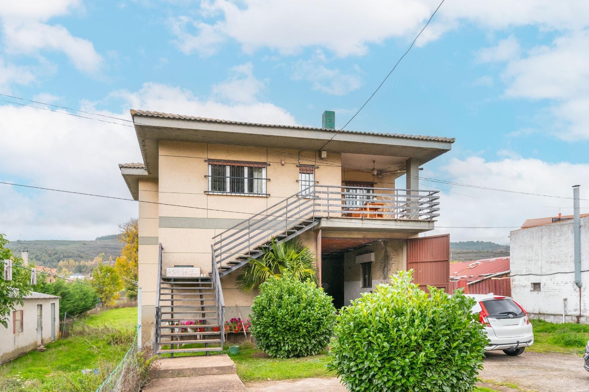Exterior view of House or chalet for sale in Carrocera  with Heating, Private garden and Terrace
