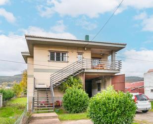 Vista exterior de Casa o xalet en venda en Carrocera amb Calefacció, Jardí privat i Terrassa