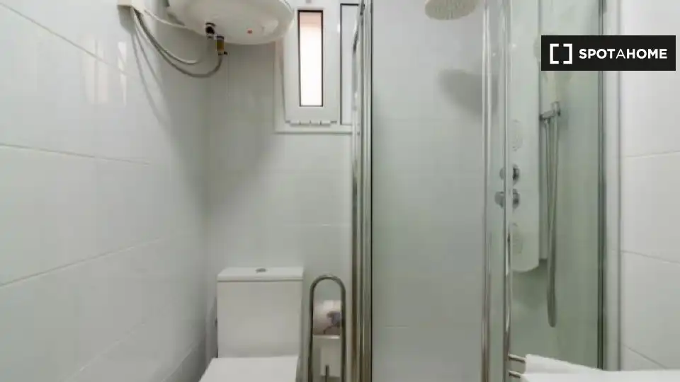 Baño de Piso para compartir en L'Hospitalet de Llobregat con Aire acondicionado, Calefacción y Amueblado
