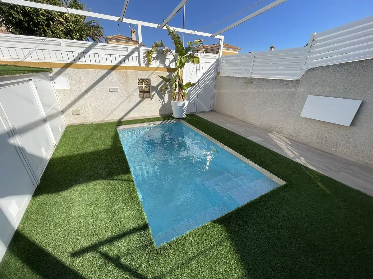 Piscina de Casa o xalet en venda en Pilar de la Horadada amb Aire condicionat, Jardí privat i Terrassa