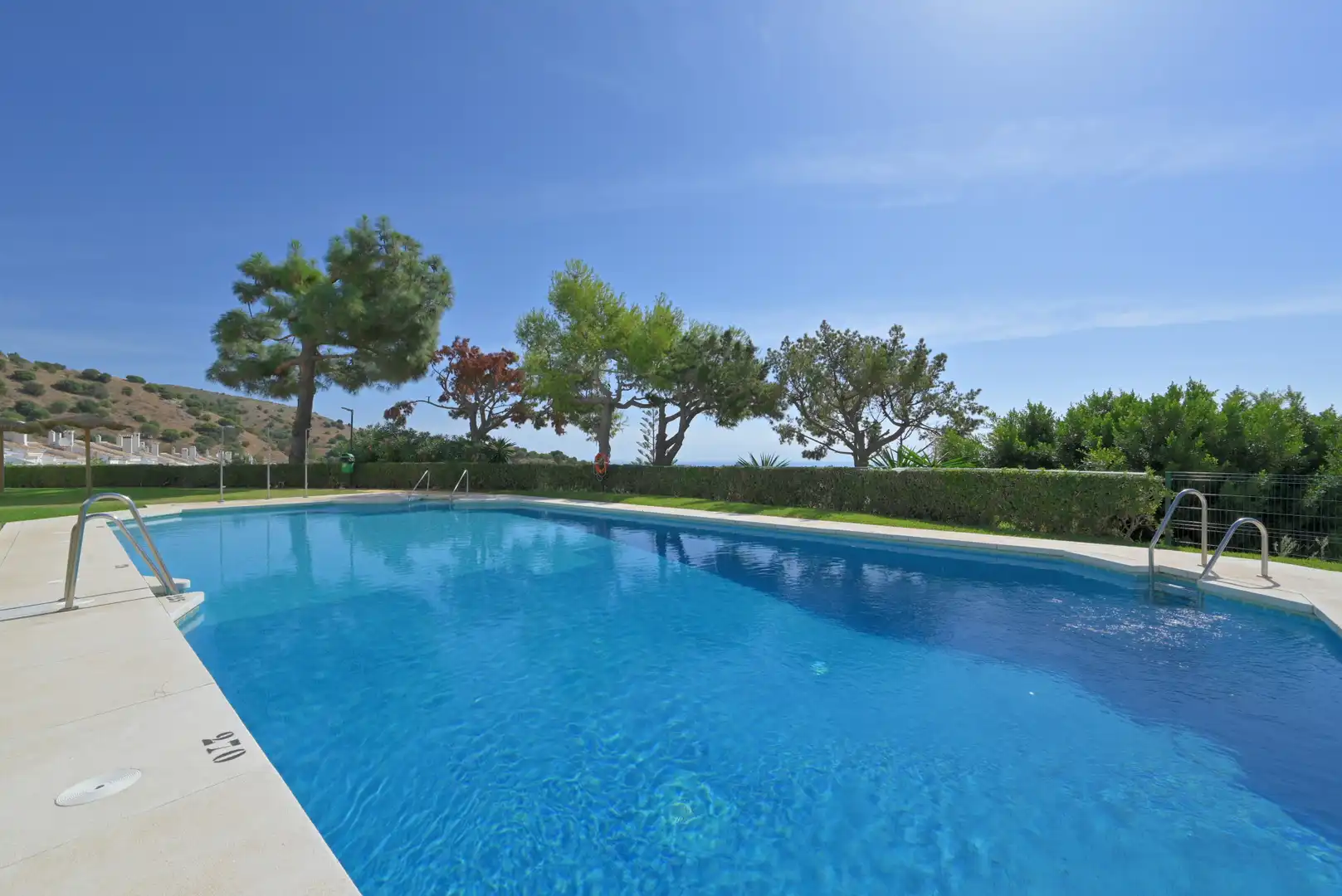Swimming pool of Ground floor for sale in Calahonda 