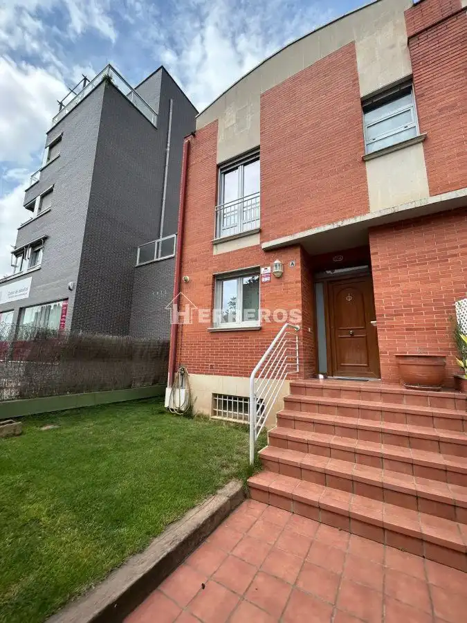 Vista exterior de Casa adosada en venta en  Logroño con Aire acondicionado, Calefacción y Jardín privado