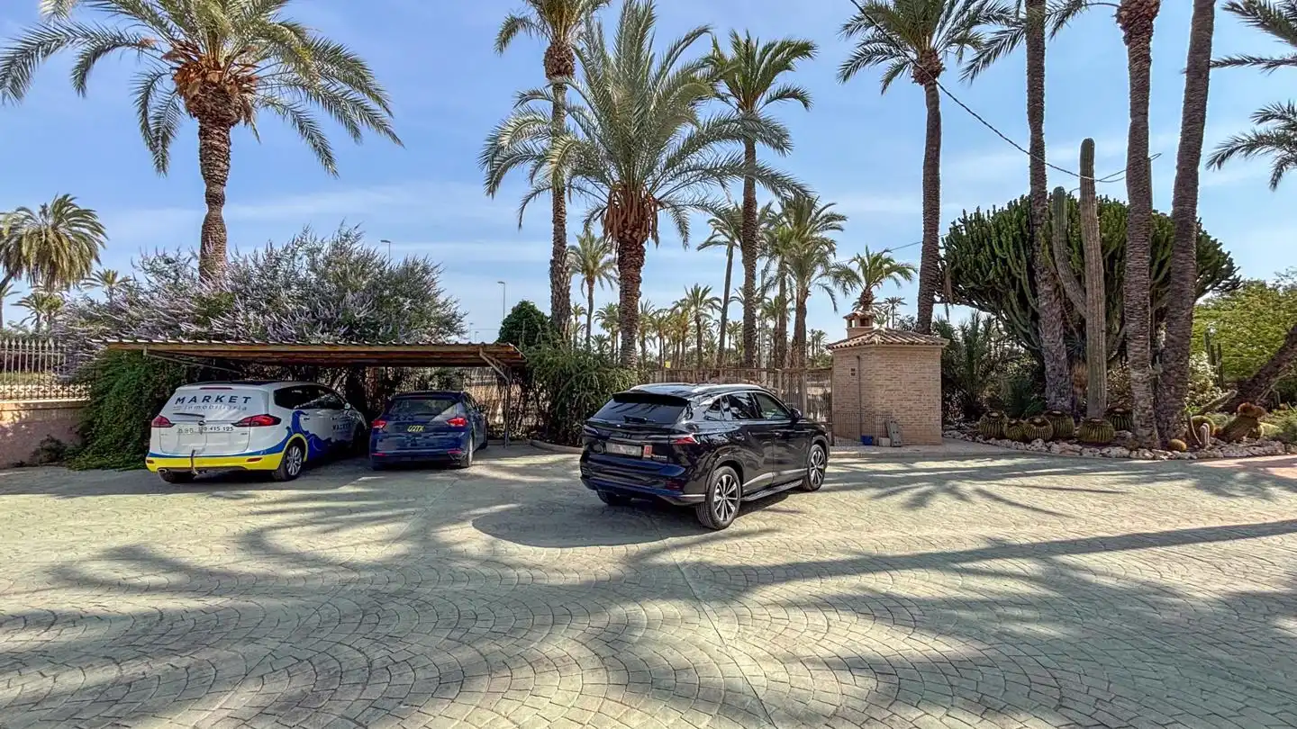 Aparcament de Casa o xalet en venda en Elche / Elx amb Calefacció, Jardí privat i Parquet
