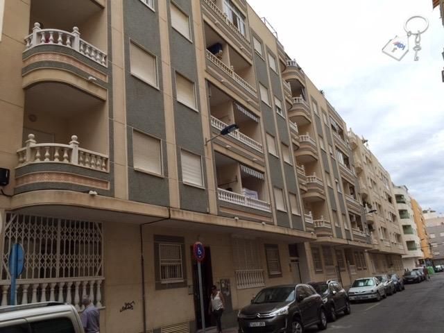 Vista exterior de Apartament de lloguer en Torrevieja amb Calefacció, Terrassa i Moblat