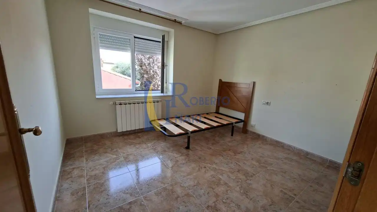 Dormitori de Casa o xalet en venda en Toral de los Guzmanes amb Calefacció i Jardí privat