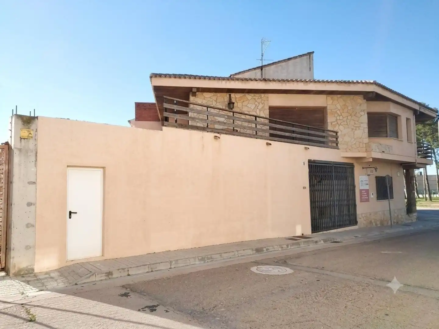 Vista exterior de Casa o xalet en venda en Andorra (Teruel) amb Calefacció, Terrassa i Piscina