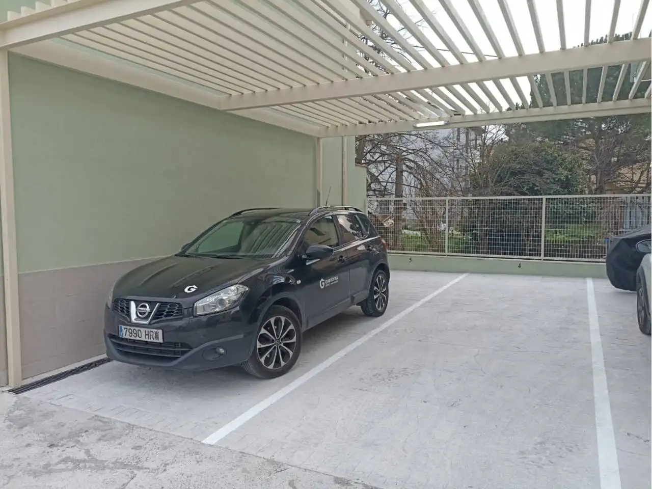 Aparcament de Casa adosada en venda en Olot amb Aire condicionat, Calefacció i Jardí privat