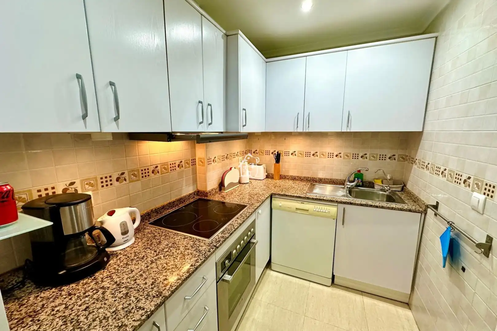 Cocina de Apartamento de alquiler en Daya Nueva con Aire acondicionado, Terraza y Piscina