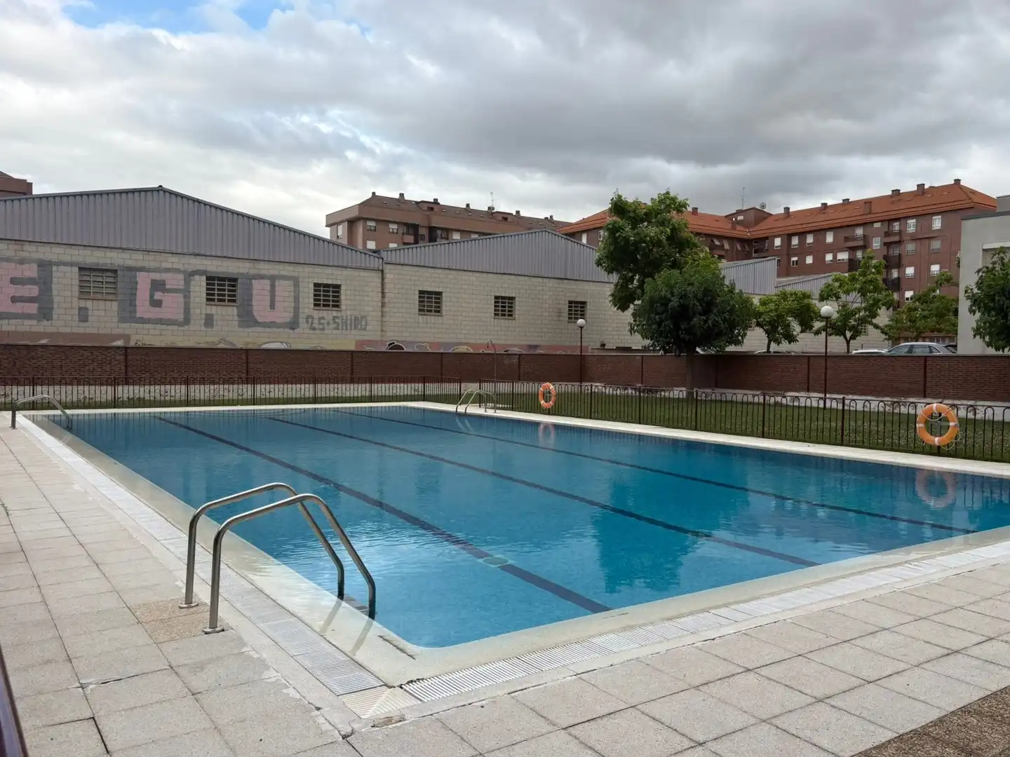 Piscina de Local en venda en  Logroño amb Moblat