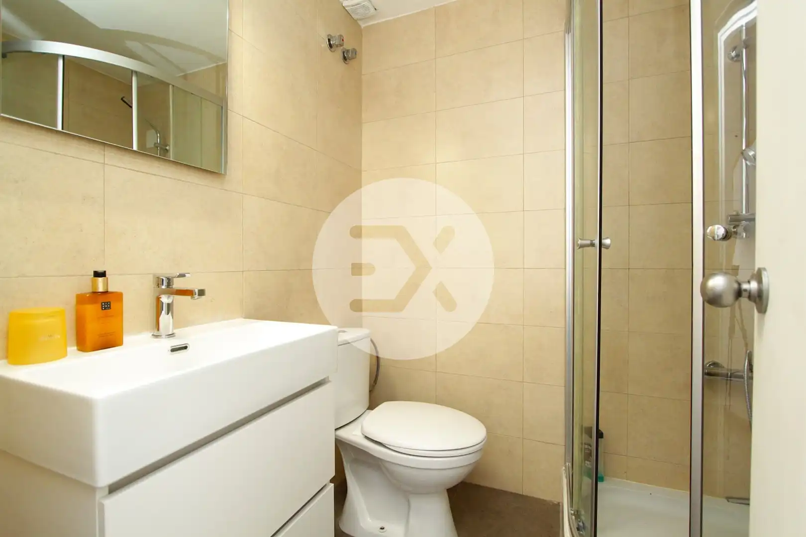Badezimmer von Einfamilien-Reihenhaus zum Verkauf in Castelldefels mit Klimaanlage, Heizung und Privatgarten