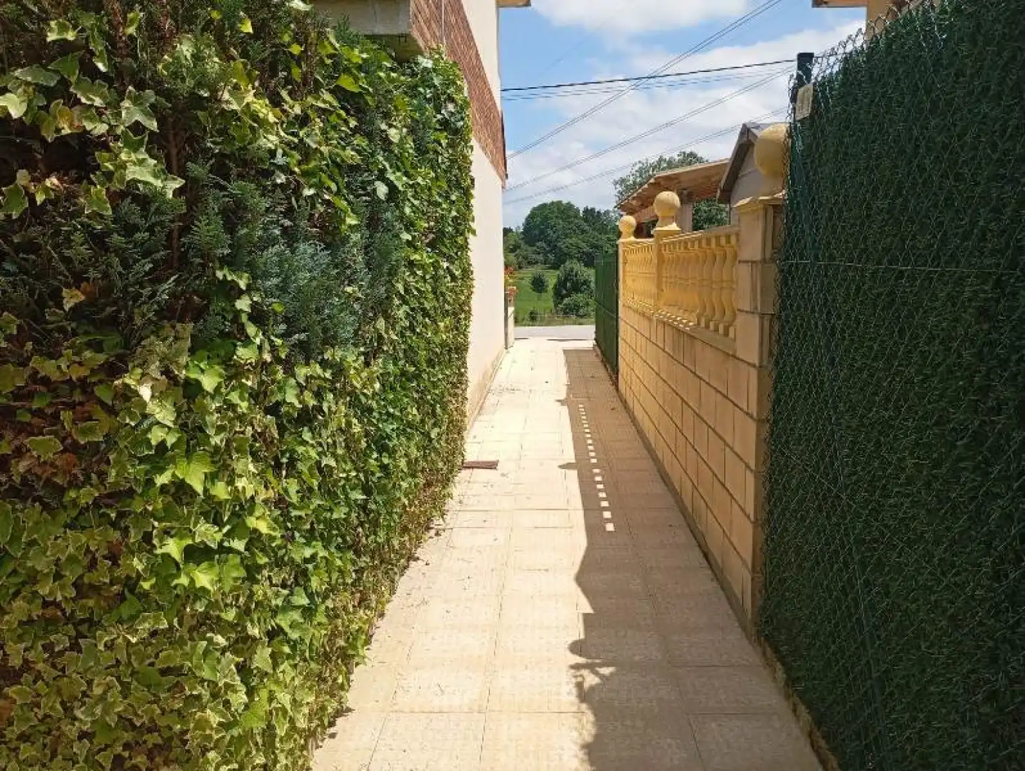 Außenansicht von Einfamilien-Reihenhaus zum Verkauf in Reocín mit Heizung und Terrasse