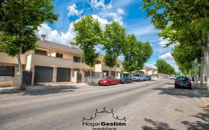 Vista exterior de Casa adosada en venda en Aranjuez amb Aire condicionat i Terrassa