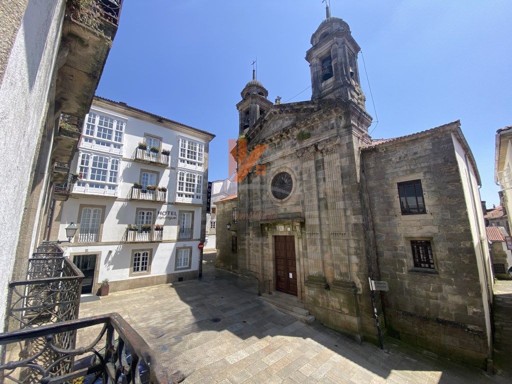Vista exterior de Pis en venda en Santiago de Compostela  amb Forn i Balcó