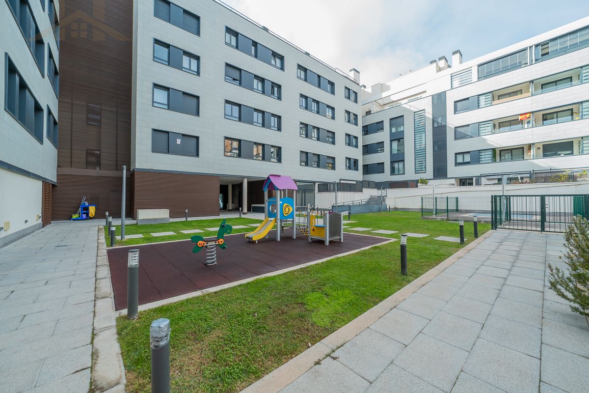 Vista exterior de Pis en venda en Alcobendas amb Aire condicionat, Calefacció i Jardí privat