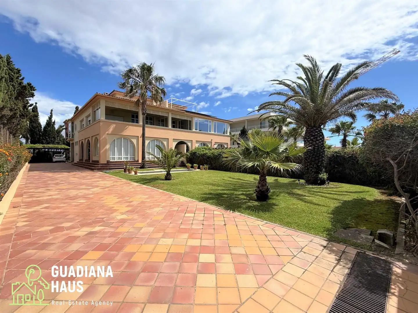 Vista exterior de Casa adosada en venda en Ayamonte amb Aire condicionat, Calefacció i Jardí privat