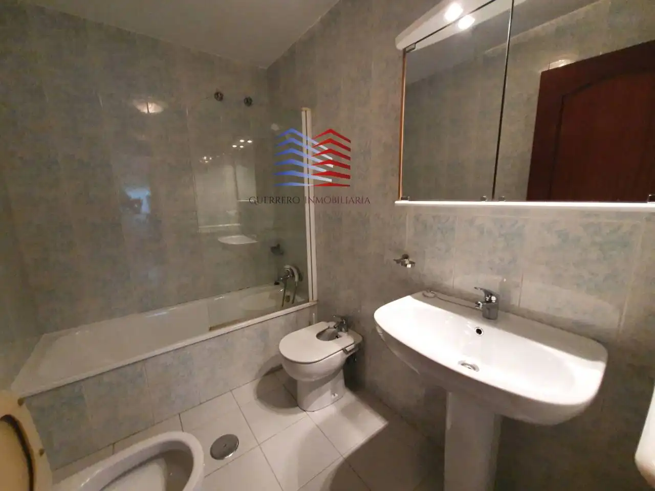 Bathroom of Flat for rent in Ourense Capital   with Heating, Parquet flooring and Storage room