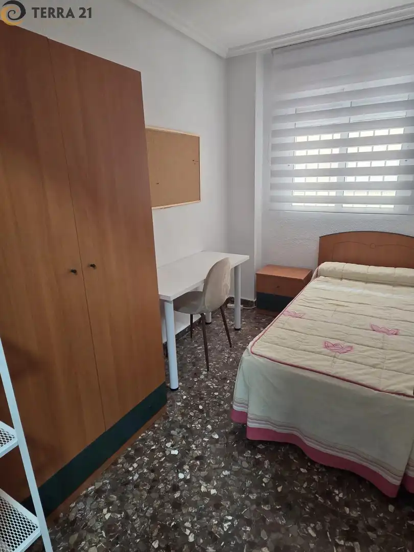 Dormitori de Pis de lloguer en Jaén amb Aire condicionat, Moblat i Balcó