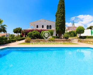 Vista exterior de Casa o xalet de lloguer en Cunit amb Calefacció, Jardí privat i Terrassa