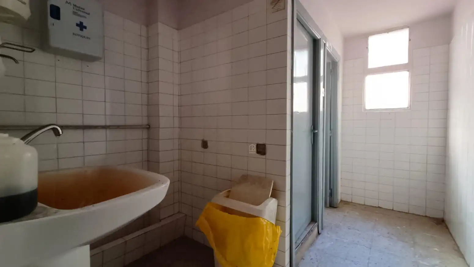 Badezimmer von Fabrikhallen zum Verkauf in Tineo