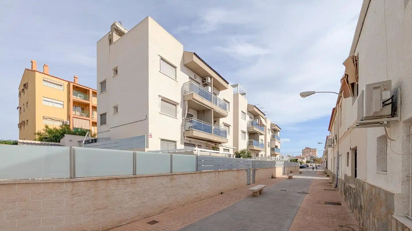 Außenansicht von Wohnung zum Verkauf in Santa Pola mit Klimaanlage, Terrasse und Schwimmbad