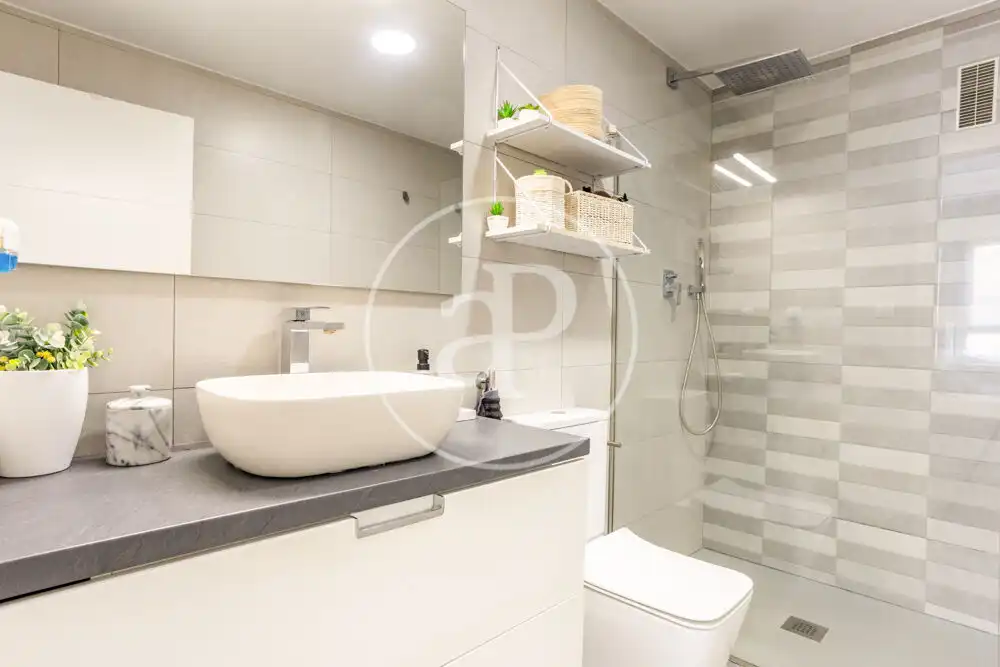 Bathroom of Flat for sale in Valencia  with Air Conditioner, Heating and Private garden