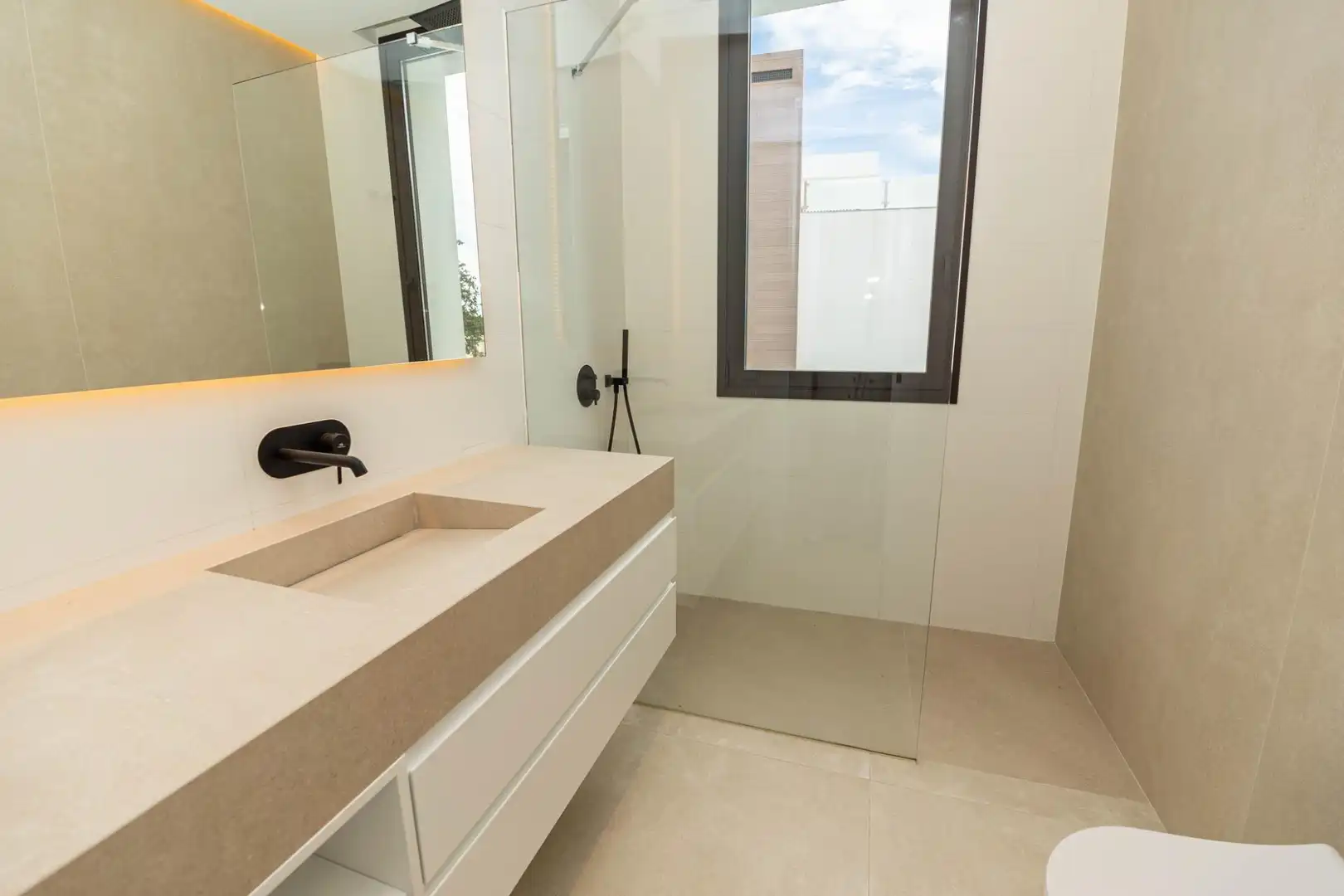 Baño de Casa o chalet en venta en Marbella con Aire acondicionado, Jardín privado y Terraza