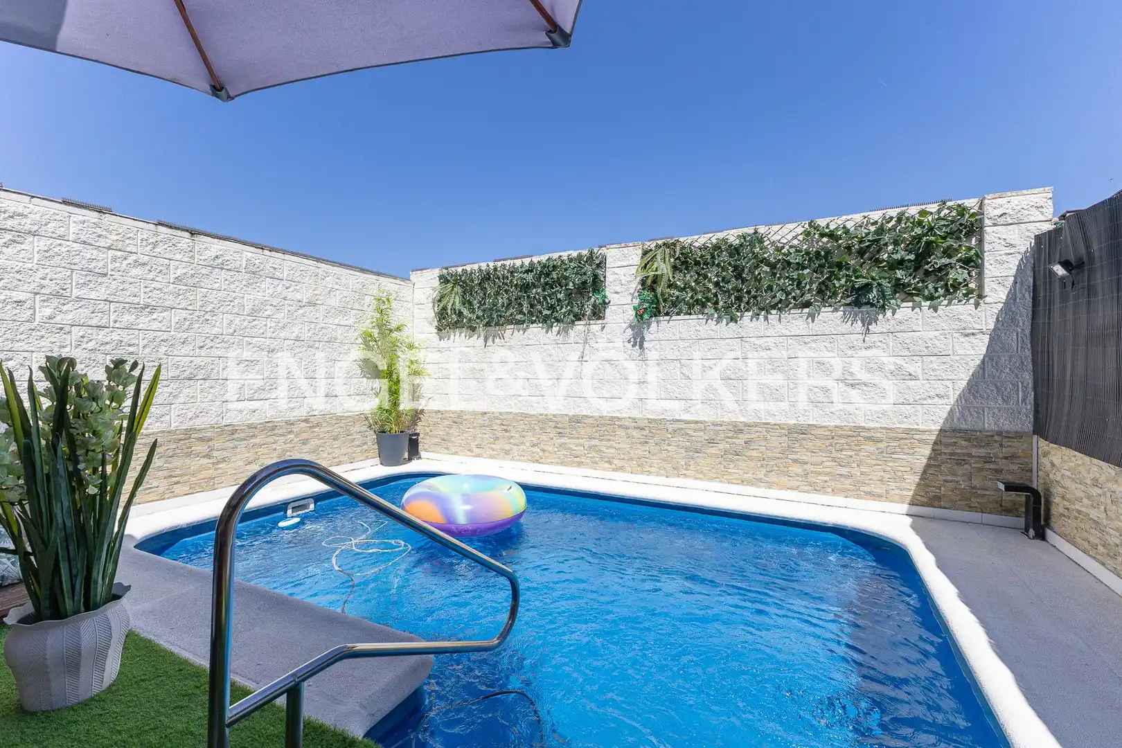 Piscina de Casa adosada en venda en Mejorada del Campo amb Aire condicionat, Calefacció i Jardí privat