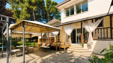 Chalet independiente con 2 viviendas, gran jardín y privacidad cerca de Lleida