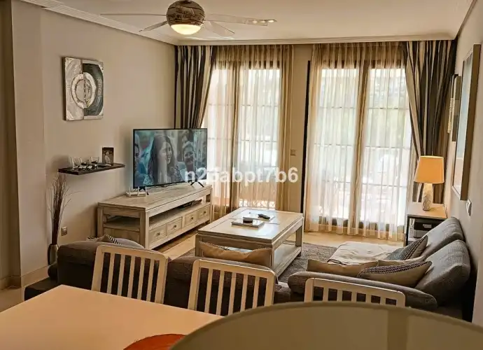 Sala d'estar de Apartament en venda en Benahavís amb Terrassa, Moblat i Piscina comunitària