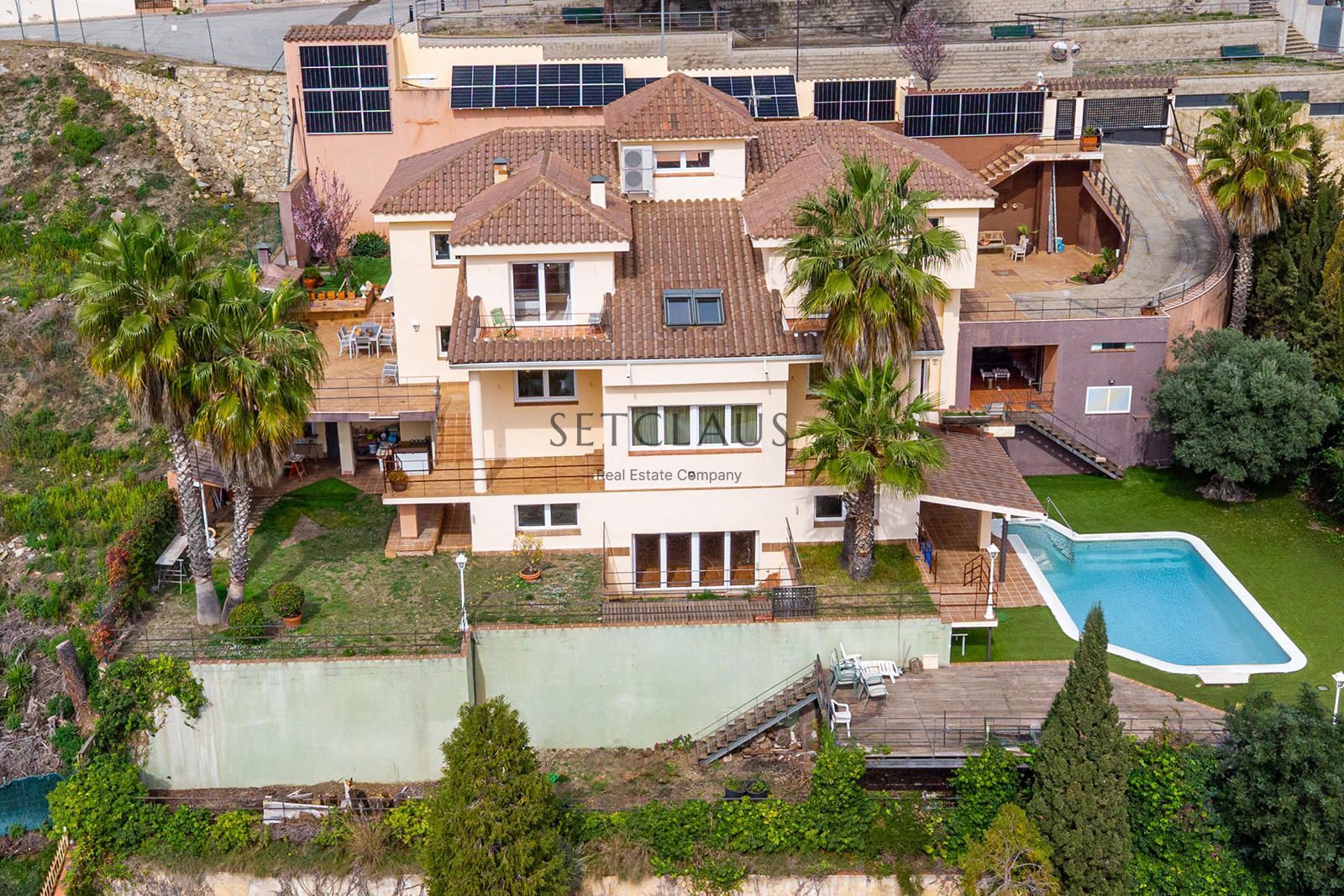 Vista exterior de Casa o xalet en venda en Badalona amb Aire condicionat, Calefacció i Jardí privat