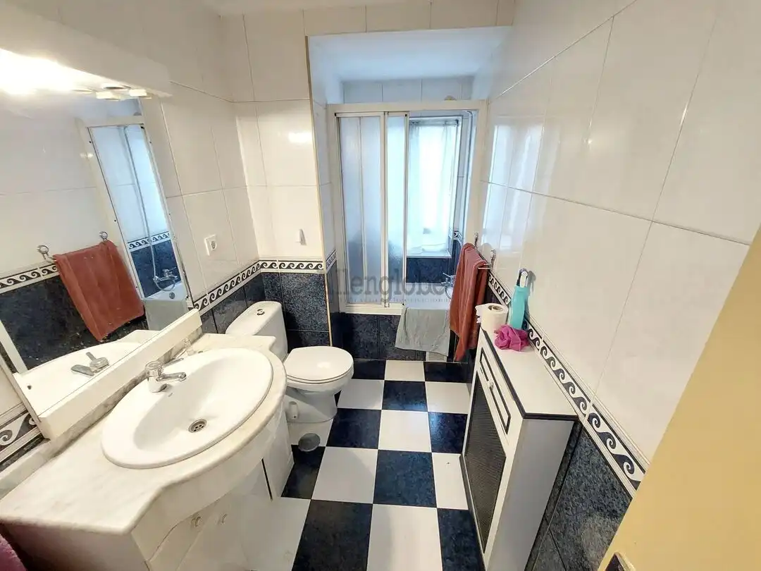Baño de Piso en venta en Oviedo  con Calefacción