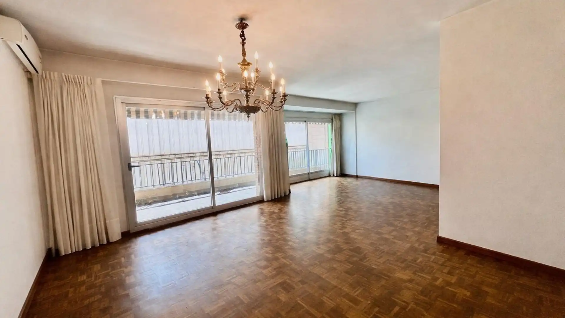 Pis en venda a Calle del Doctor Moliner, Exposició