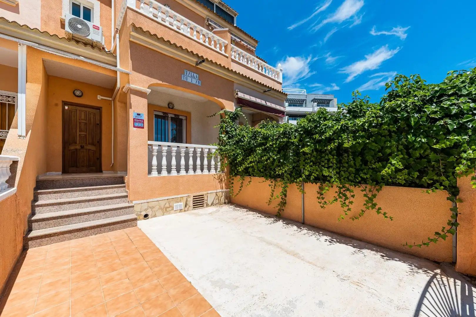Vista exterior de Casa adosada de lloguer en Orihuela amb Aire condicionat, Calefacció i Terrassa