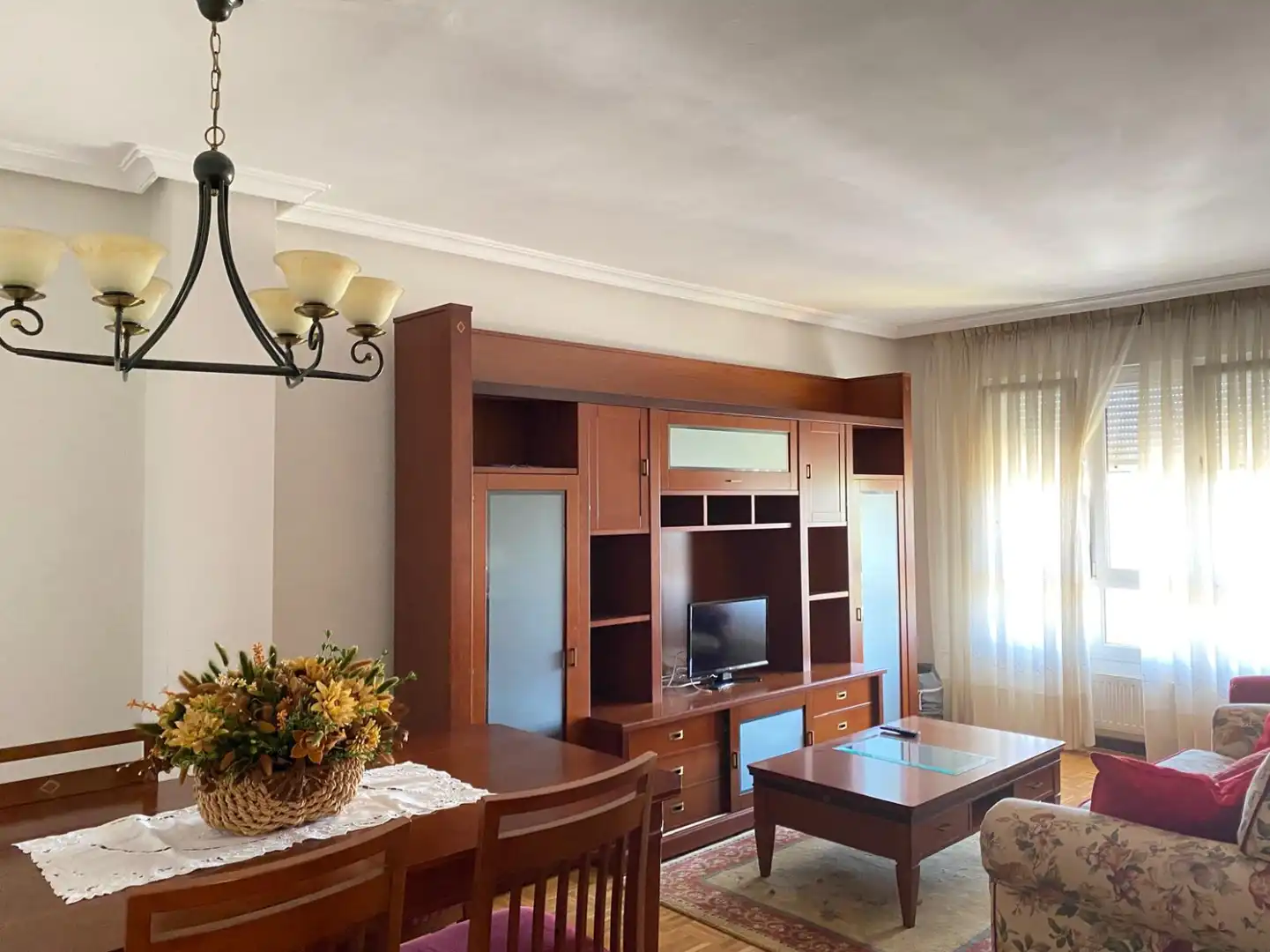 Wohnzimmer von Wohnung zur Miete in Siero mit Heizung und Privatgarten