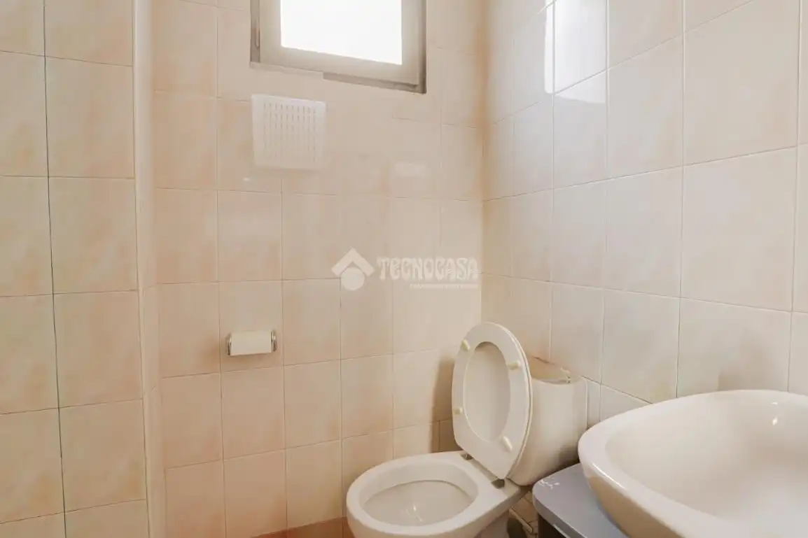Bany de Local en venda en Ripollet amb Aire condicionat i Terrassa