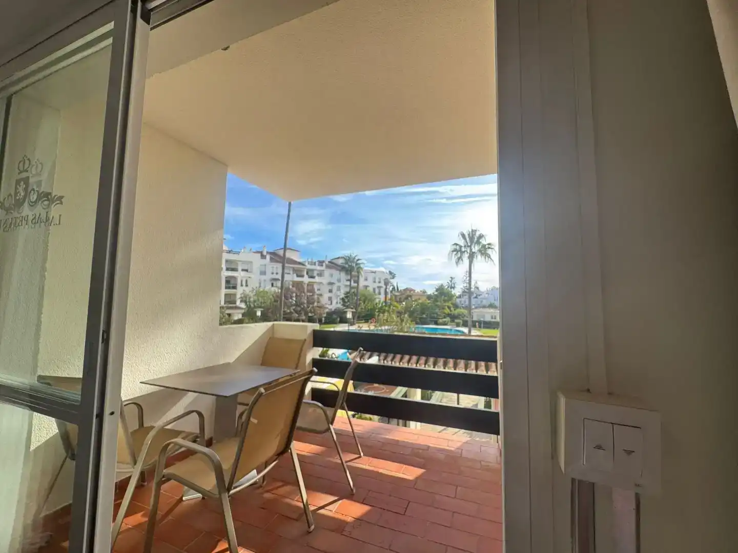 Außenansicht von Wohnungen zur Miete in Marbella mit Klimaanlage, Terrasse und Schwimmbad