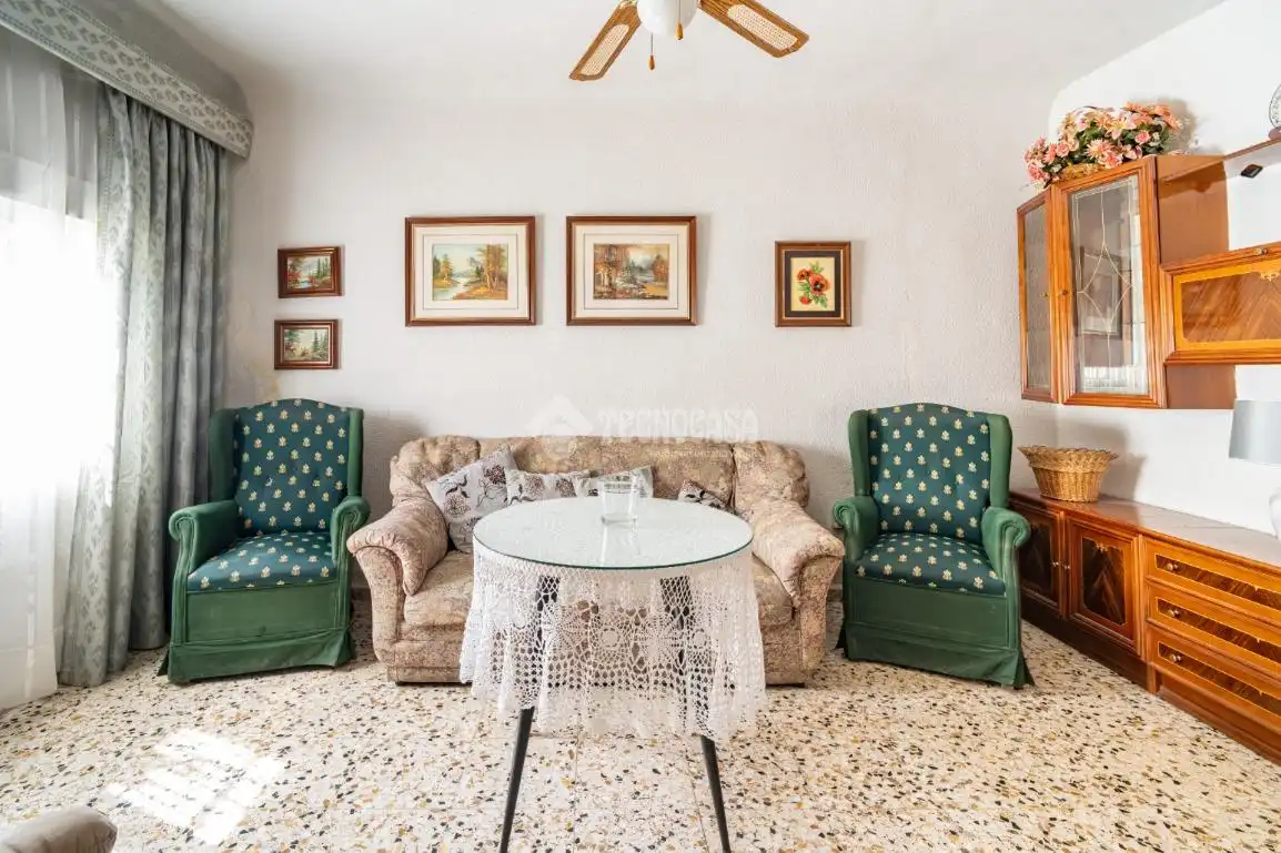 Sala d'estar de Casa adosada en venda en Granada