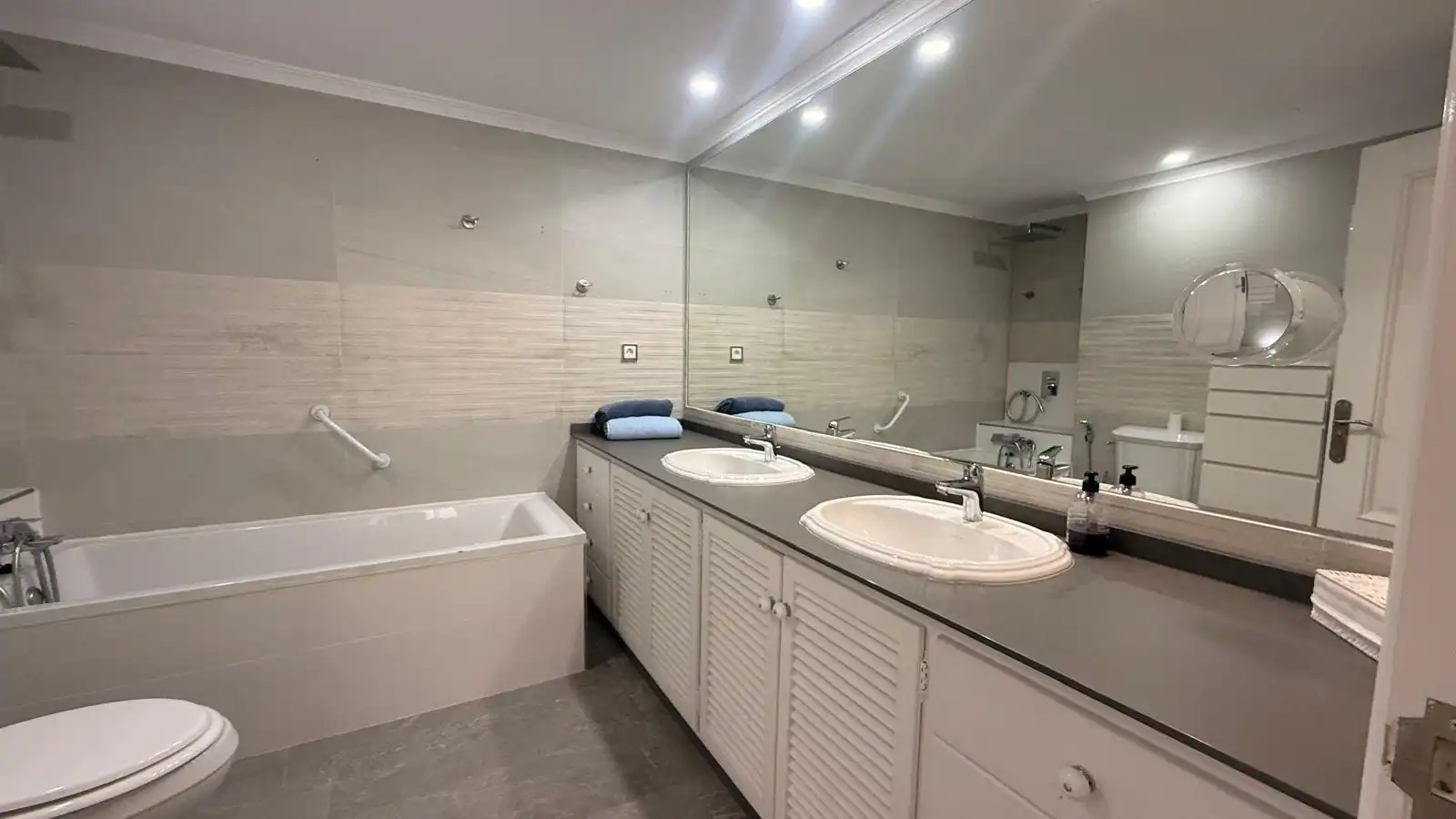 Bany de Apartament en venda en Fuengirola amb Aire condicionat, Terrassa i Traster