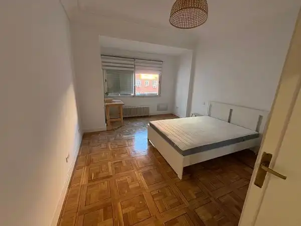 Dormitori de Apartament de lloguer en Madrid amb Aire condicionat, Calefacció i Moblat